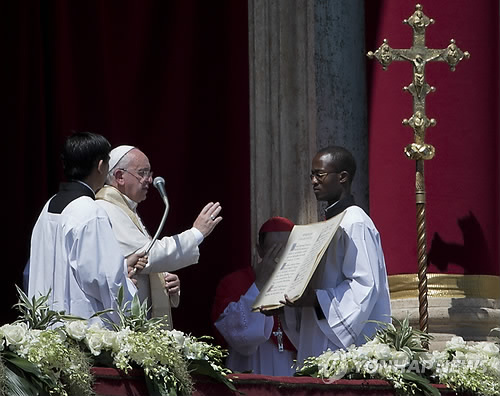 부활절 메시지 발표하는 교황 프란치스코.