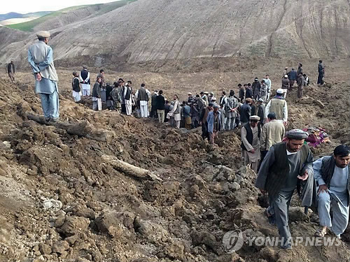 2일(현지시간) 아프가니스탄 동북부 바다크샨주에서 일어난 산사태 모습