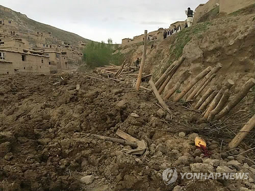 2일(현지시간) 아프가니스탄 동북부 바다크샨주에서 일어난 산사태 모습
