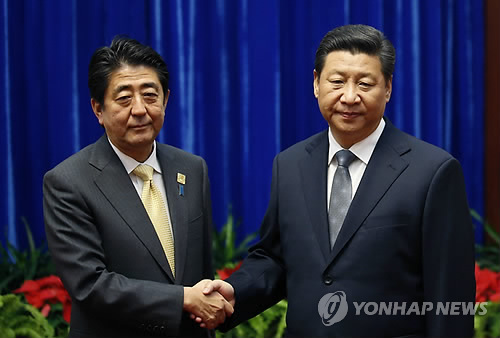 악수하는 시진핑 주석과 아베 총리