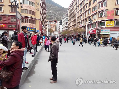 쓰촨 캉딩현에서 지진 발생후 놀라 밖으로 나온 주민들(신화=연합뉴스)