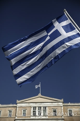 <자료사진> 아테네 의회 앞 그리스 국기 (AP=연합뉴스)