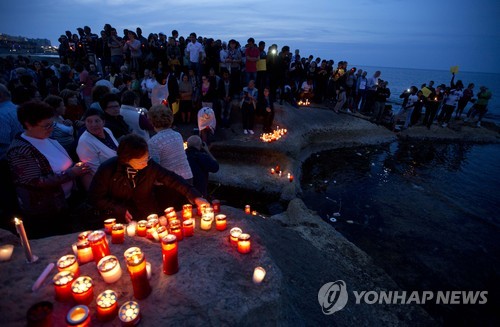 몰타서 지중해 난민선 전복 참사 희생자 추모 촛불집회