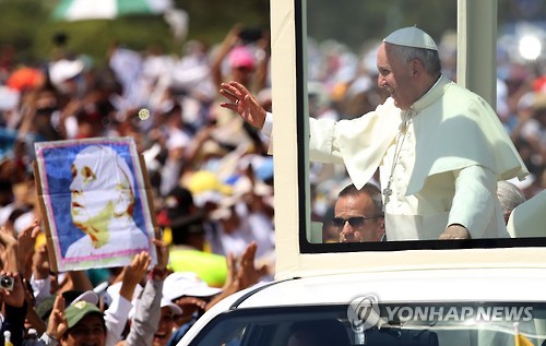 교황 미사 집전 에콰도르 항구 과야킬에 몰린 인파