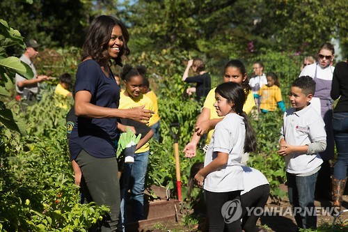 백악관 텃밭 수확에 나선 어린이들 [AP=연합뉴스 자료 사진]