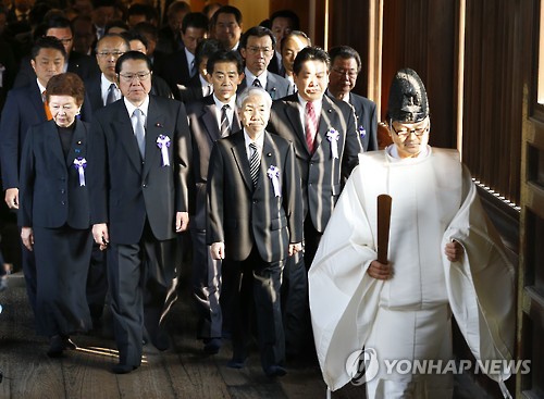 야스쿠니 신사 집단참배하는 일본 국회의원들 (AP=연합뉴스 자료사진)