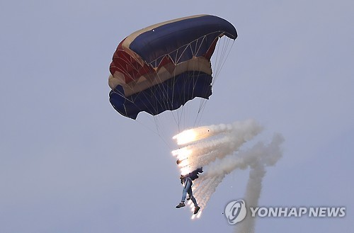 원산 에어쇼의 낙하산 곡예 