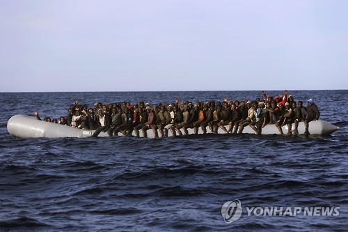 고무보트를 타고 지중해를 건너는 난민들