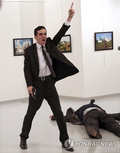 '올해의 사진'으로 선정된 러시아 대사 피살 현장 사진