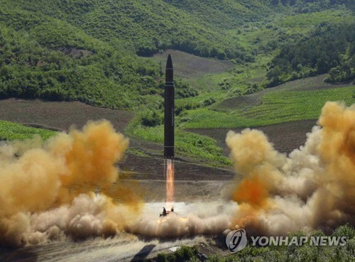 북한의 ICBM급 화성-14형 발사 장면