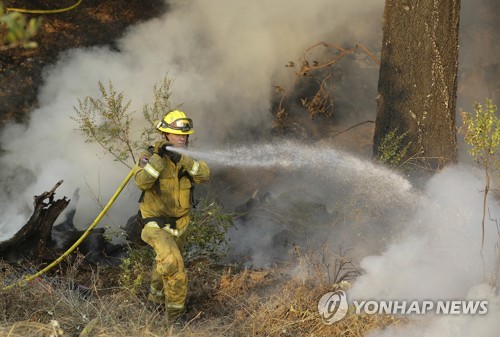 미국 캘리포니아에서 발생한 산불을 진화 중인 소방관[AP=연합뉴스]