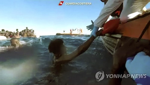 리비아 해역서 난민 구조하는 이탈리아 해안경비대