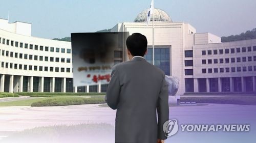 '문성근 합성사진' 국정원 직원 유죄… "허용될 수 없는 행위"
