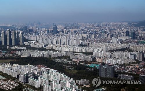 IMF "韓 서울·수도권만 아파트값 급등… 가격조정 위험"