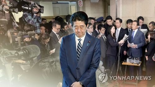 아베 어쩌나… "문서조작은 공무원의 비행" 설명에도 스캔들 확산