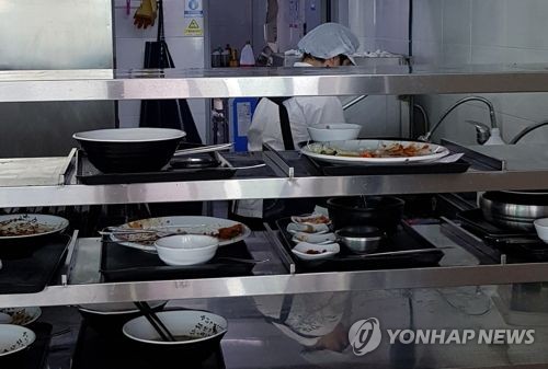 음식점 취업 근로자식당 주방에서 한 여성 노동자가 설거지를 하고 있다. /이하 연합뉴스