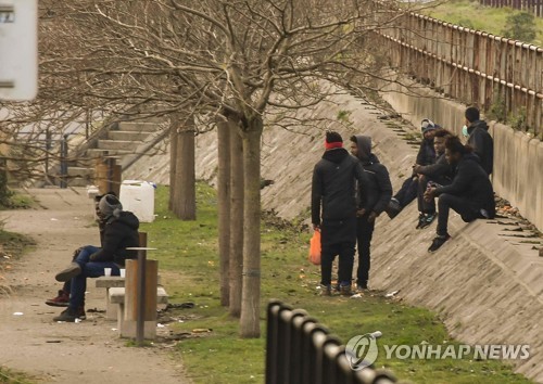 칼레에 있는 난민들 [AFP=연합뉴스] 