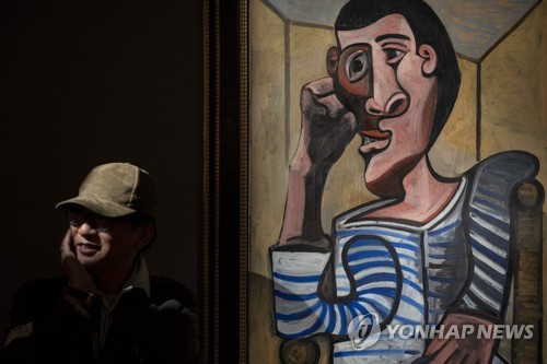 피카소의 작품 앞에서 한 남성이 같은 포즈를 취해보고 있다 [AFP=연합뉴스]
