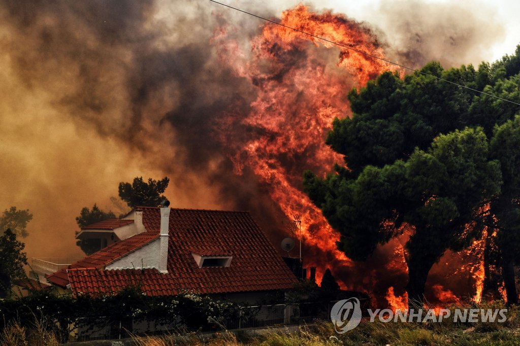 주택을 집어삼키는 화마[AFP=연합뉴스]