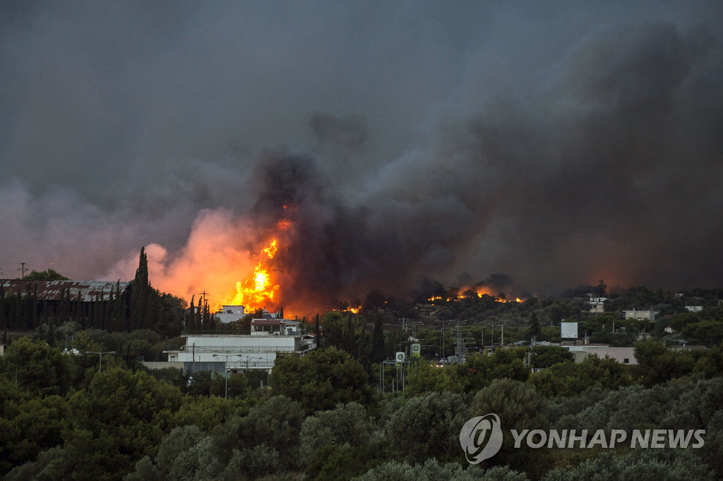 그리스 아테네 외곽 대형산불[AFP=연합뉴스]