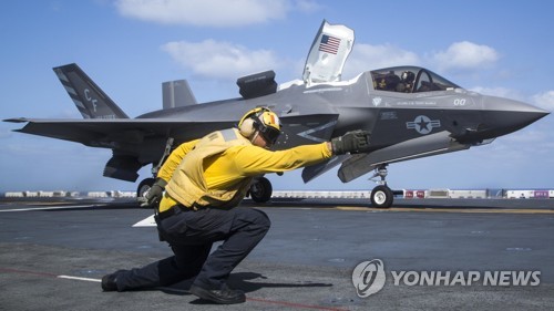 USS ESSEX 위의 F-35B 라이트닝