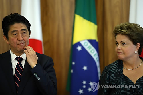 브라질 방문한 아베 일본 총리(EPA=연합뉴스)