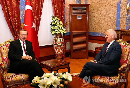 레제프 타이이프 에르도안 터키 대통령(좌)과 조 바이든 미국 부통령