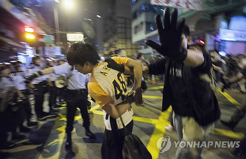 홍콩 몽콕 바리케이드 철거…시위대 일부 체포