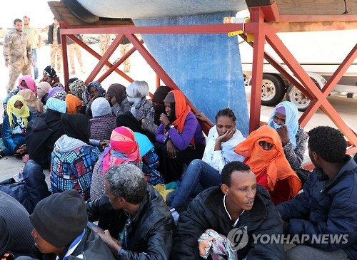 지중해 건너려다 리비아 해안경비대에 붙잡혀 돌아온 난민들