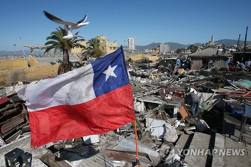 지난해 칠레 코킴보 주(州)서 발생한 지진으로 폐허가 된 마을