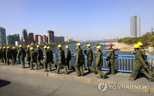 북한 노동자들의 모습