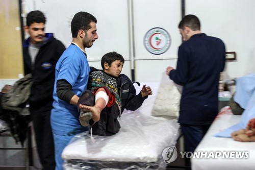 공습으로 다친 시리아 어린이가 병원에서 치료를 받고 있다.