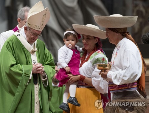이주민·난민을 초청해 미사 집전하는 교황 
