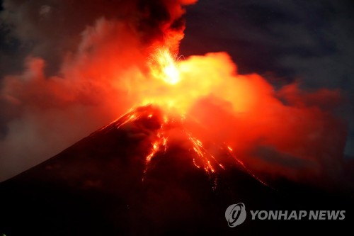 시뻘건 용암 내뿜는 화산 [자료사진]