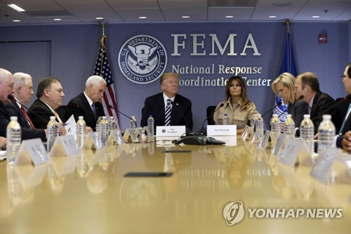 FEMA 본부 방문한 트럼프 대통령 부부 / EPA=연합뉴스 자료사진