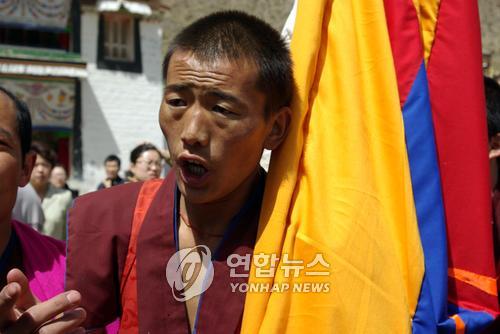 중국으로부터 분리 독립을 요구하는 티베트 주민들 [연합뉴스 자료사진]