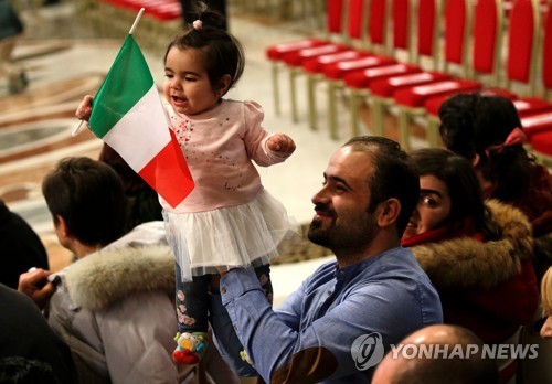 교황 초청 미사에 참석해 이탈리아 국기를 흔드는 이주민 어린이