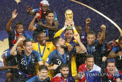 20년 만의 월드컵 우승컵 안은 프랑스 선수들