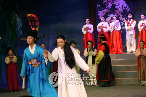 (자료사진) 2007년 카자흐 고려극장 창립 75주년 기념 공연 춘향전