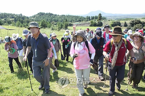 명사와 함께 하는 제주올레 문학투어(자료사진)