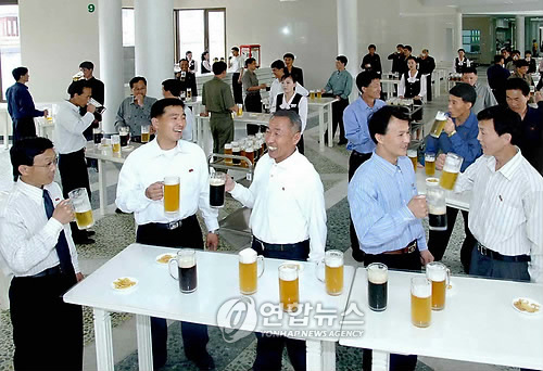 KN. 맥주 마시는 북한 근로자들
