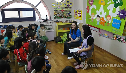 수업을 듣고 있는 어린이들(자료사진)