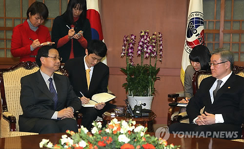 中国驻韩大使张鑫森与韩国外长会谈