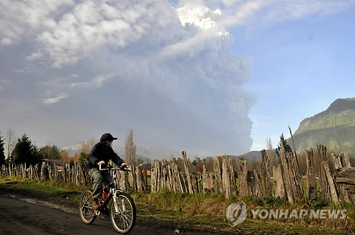 자전거 타다 뒤돌아보니 화산재 구름이..