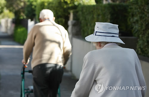 거리를 걷고 있는 노부부.(자료사진)