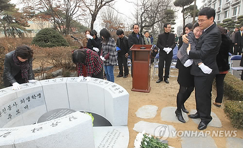 춘천봉사희생학생 추모비 앞에서 유족들 오열