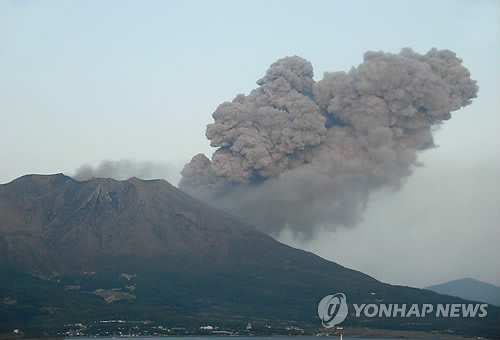 사쿠라지마 화산서 분출하는 화산재(교도=연합뉴스)