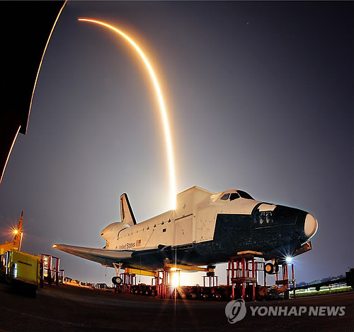 우주선 드래건이 장착된 로켓 팰컨9호(AP=연합뉴스, 자료사진)