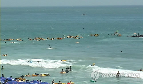 부산 해운대해수욕장 '역파도'에 휩쓸린 피서객