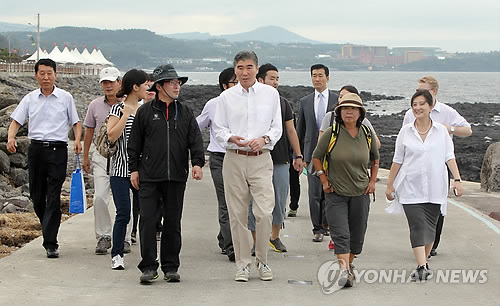 제주 올레길 걷는 성김 대사(자료사진)